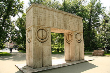 Costantin Brancusi, La porta del bacio, Giardini di Targu Jiu, Romania, 1938